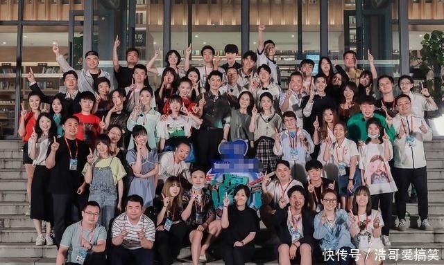 超越|《中餐厅》晒杀青照,赵丽颖绝对C位,而粉丝们却在找杨超越