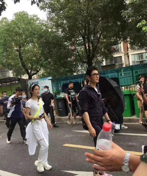  小蛮|《中餐厅》最新路透，赵丽颖秀小蛮腰，杨超越加盟元气满满引期待！