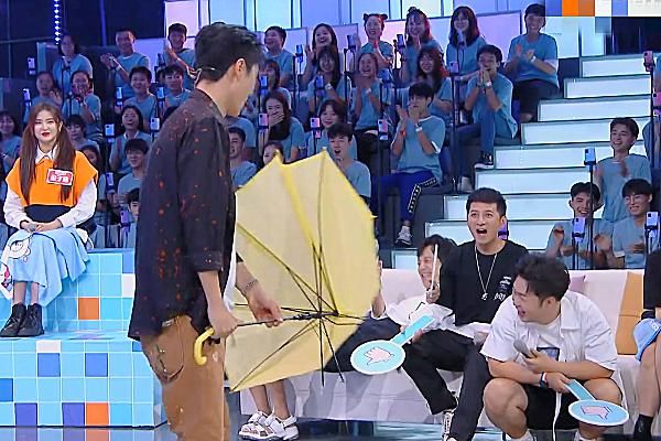  何炅|王一博弄坏节目组道具，何炅巧妙化解危机，姜还是老的辣呀