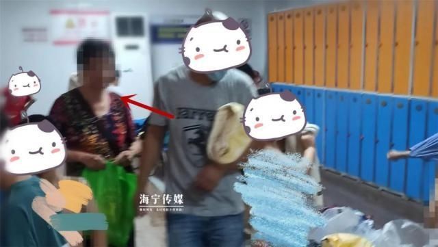 男性|男子去更衣室,里面竟有位女子,旁边有成年男性在换衣服