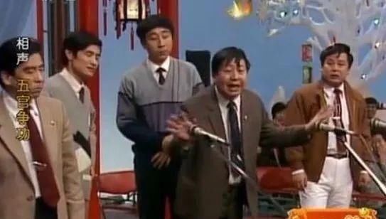  对话|这段经典的相声对话，在上世纪80年代马季带领同学们一起演讲