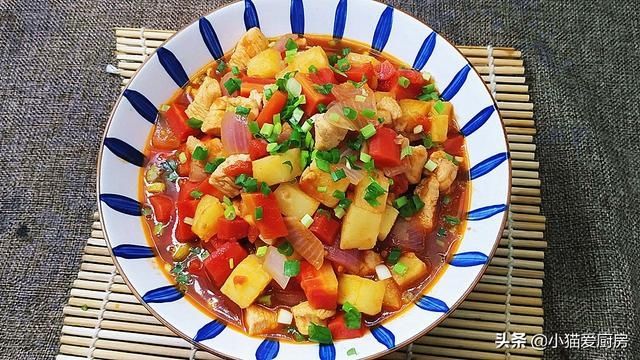 土豆|土豆和胡萝卜还能一起这么做,加上鸡胸肉和洋葱,味美好吃特解馋