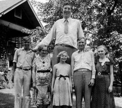  巨人|世界第一巨人，去世后被装入500公斤的水泥棺，4万人为其送葬