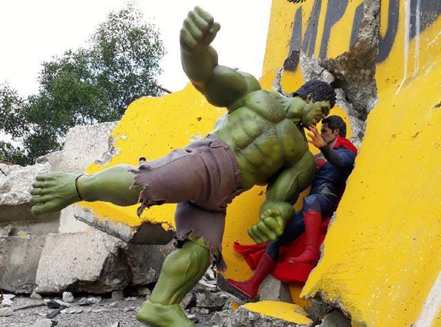 利用|大神利用石头裂缝,再现超级英雄的战斗场景,网友:手办活了?