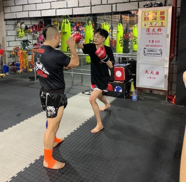  华拳|昔日兄弟反目成仇？赖神与吕德华拳馆决斗，瓜妹在旁＂煽风点火＂