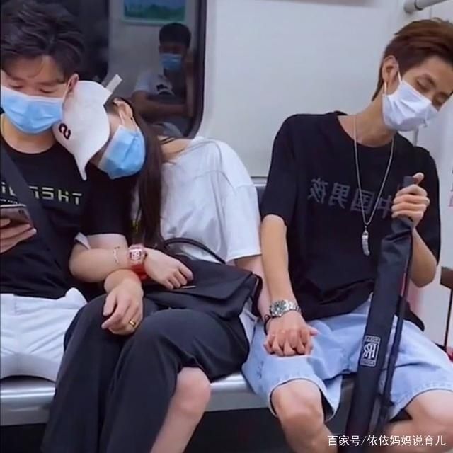 左拥右抱|女子在地铁上“左拥右抱”火了,网友:这是《以家人之名》现实版