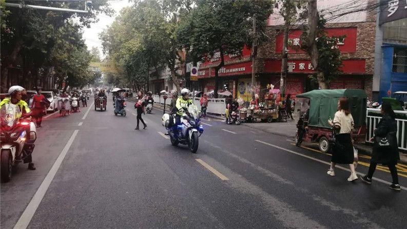 新野|新野交警：铁骑出动！重点整治车辆违停乱象