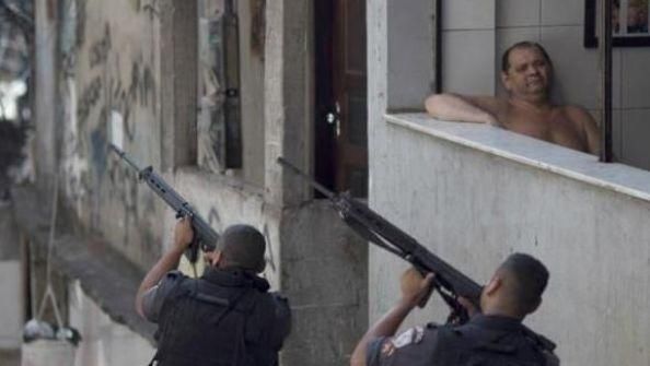  冲锋枪|全球最高调毒贩，拍视频炫冲锋枪装甲车，网友：混成军阀