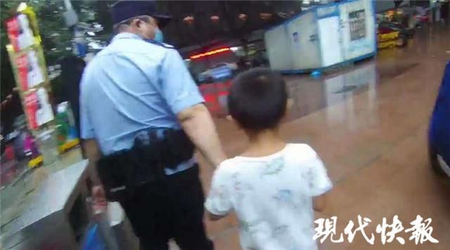  护送|5岁男童雨中走失泪眼汪汪，民警暖心护送