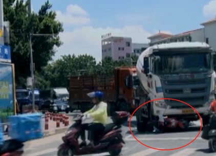  南宁|险！南宁一女子骑车时“全副武装”防晒，差点丢命！