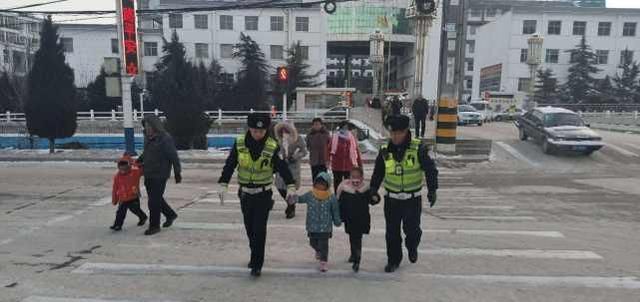  小萌娃|4岁娃开“宝马”过马路，不料被交警叔叔发现，下一秒请憋住别笑