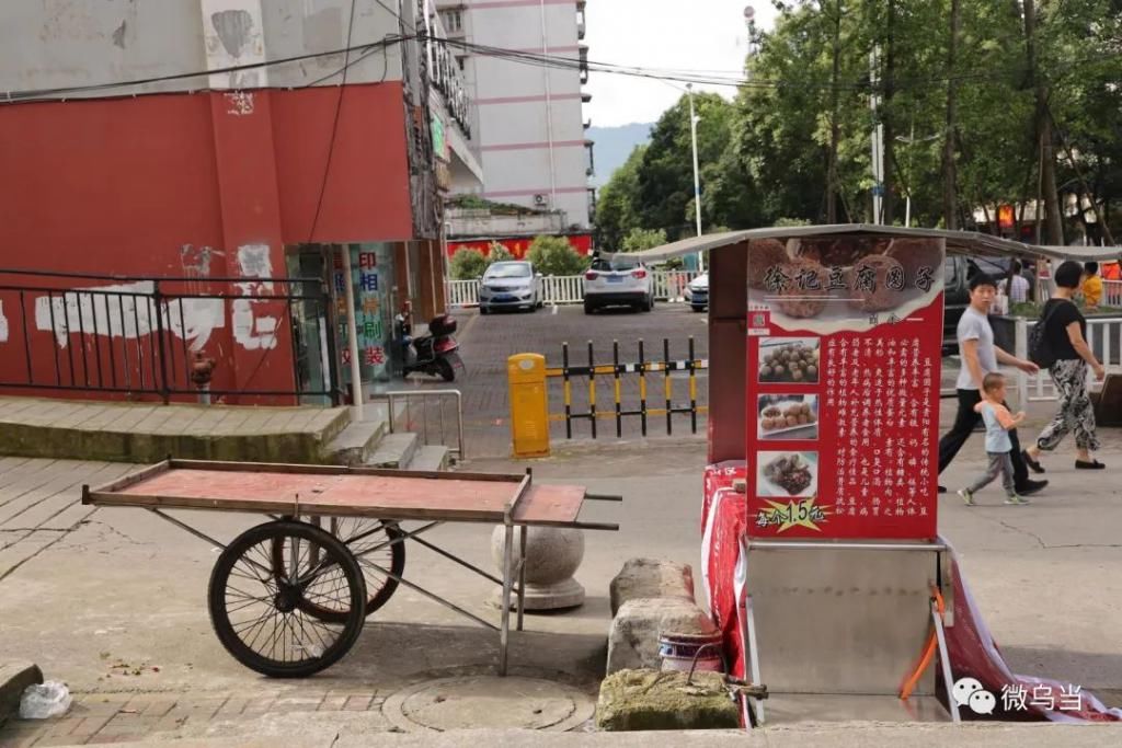 乱放|曝光台 | 北衙路机动车乱停乱放现象严重