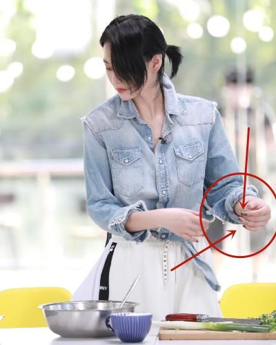  摆拍|张馨予晒厨房做饭照，有谁注意她的双手？是否摆拍一目了然