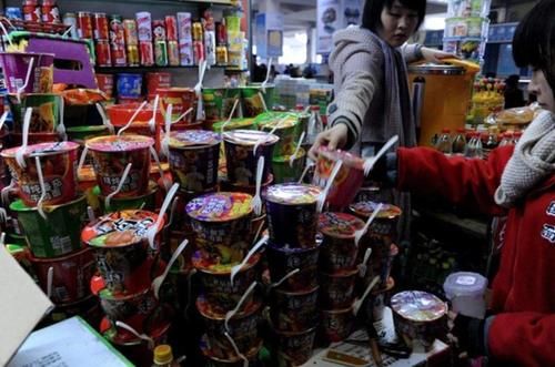  盯上|火车站新骗局卷土重来，一旦被盯上，乖乖赔钱，警察叔叔爱莫能助