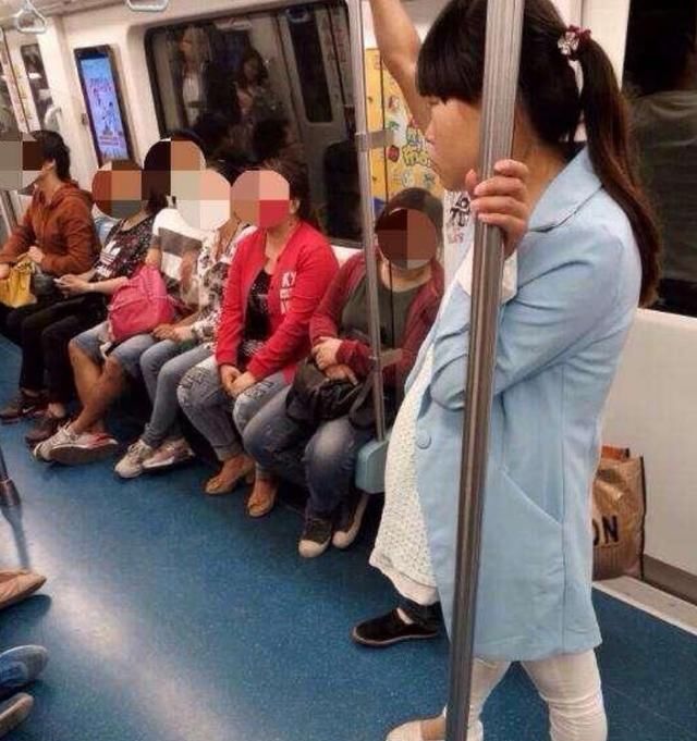 不已|老人嘲讽孕妇“不该坐公交”，小学生的几句话，让他羞愧不已