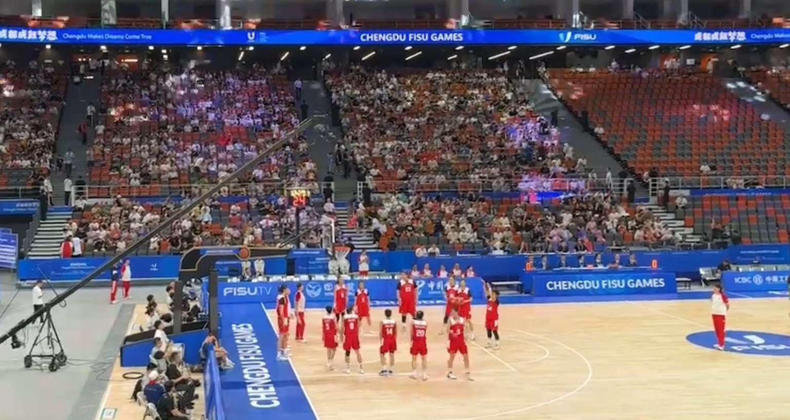 中国女篮20分大胜葡萄牙迎大运会开门红，韩旭24分，赛后和现场观众合影