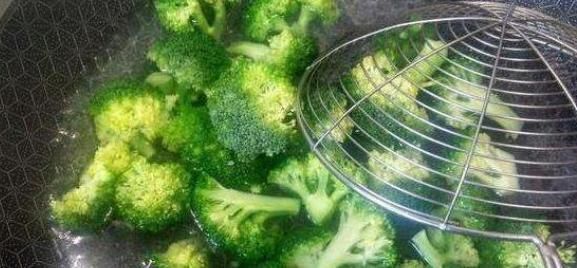  西兰花|西兰花被称为“蔬菜皇冠”，可你知道怎么烹饪，才能保留营养吗？