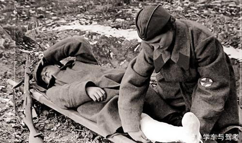 救护|二战老照片苏联女护士战场救护美军伤兵,美军士兵脚踢纳粹俘虏