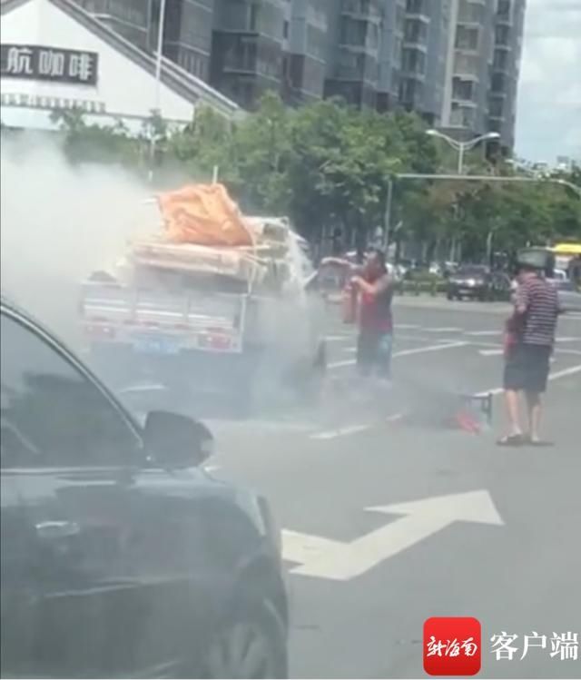  红绿灯|海口一小货车等红绿灯时突然起火 幸无伤亡