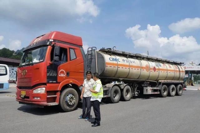  油罐车|最近都在查：一辆“撬磅”的油罐车，被逮个正着……