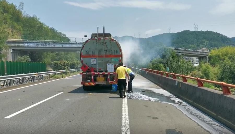  服务区|险~高速公路上，运输化学品的半挂车起火！施救时，车胎突然爆炸……