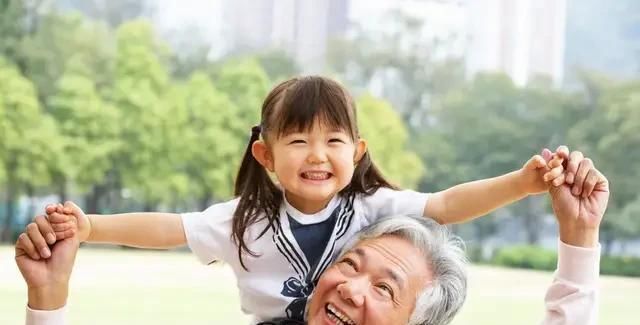 外孙|孙子和外孙的差别有多大?三位老人的回答太过真实,颠覆你的认知