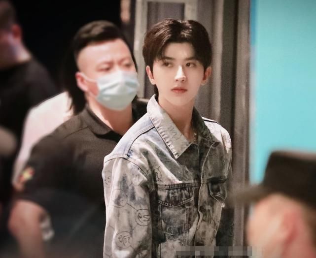  奔跑|《奔跑吧》收官才半个月，baby蔡徐坤合体录综艺，男生站位太避嫌