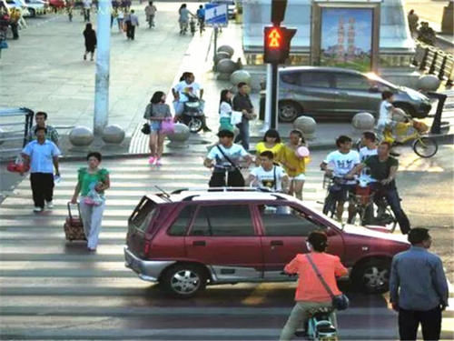 取消|礼让行人到底该不该取消？车主：行人闯红灯跨栏杆，我们凭什么负责？