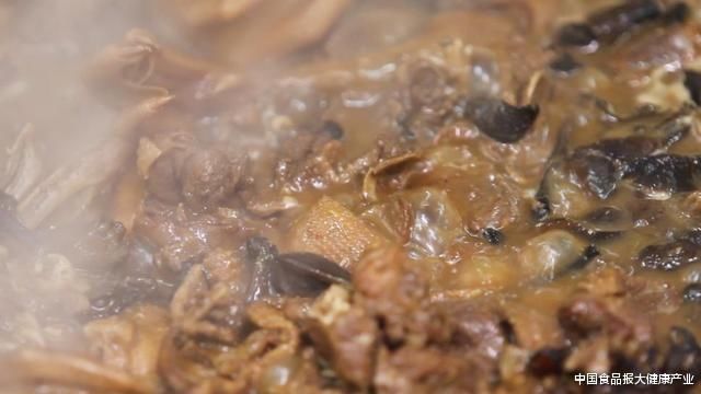 老板|隔着屏幕都觉得香的榛蘑炖大鹅,老板说:这是妈妈做出来的味道!