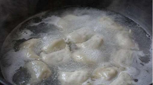  商家|煮冰冻的水饺时忌开水下锅，商家：记住这三点，饺子不破皮还很鲜