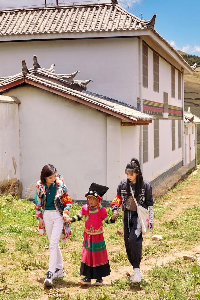  村民|东方卫视《我们在行动》第五季首播：李佳琦阚清子李乃文齐变“新村民”