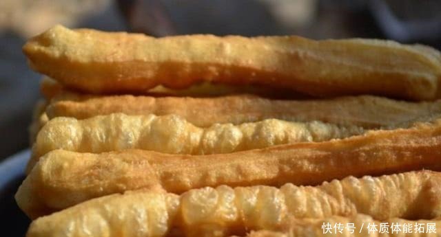 炸油条|教你一道简单的炸油条,做法简单味道更好,而且没有添加剂