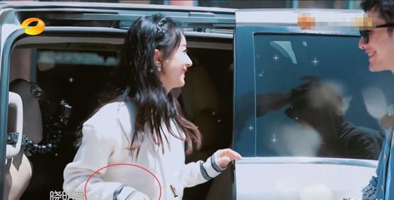  毛衣|《中餐厅4》赵丽颖34℃穿毛衣，黄晓明累到脱妆水肿，两大厨相争