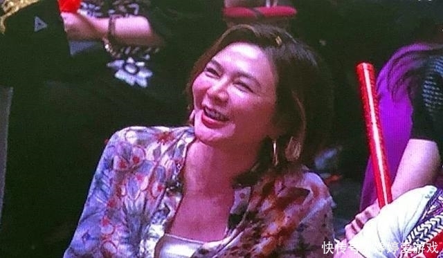 馒头|关之琳后台未修图曝光,油光满面肿得像馒头,劣质化妆品用多了?