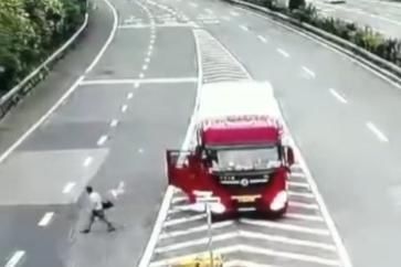  一男一女|一男一女被扔在高速上，因为话多？