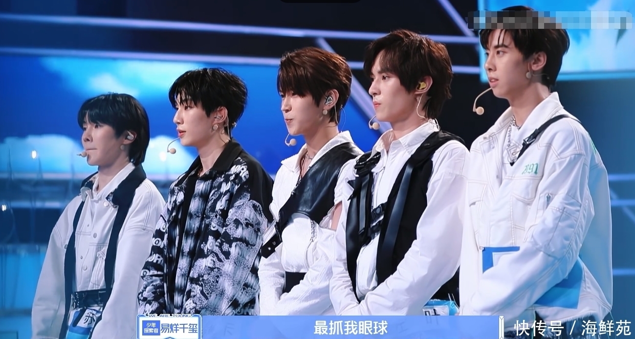  舞台上|千玺在舞台前当导师点评，台上的选手是前队长，对他的称呼很暖心