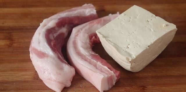 吃法|五花肉别红烧了,加1块豆腐,教你解馋新吃法,孩子一口一个