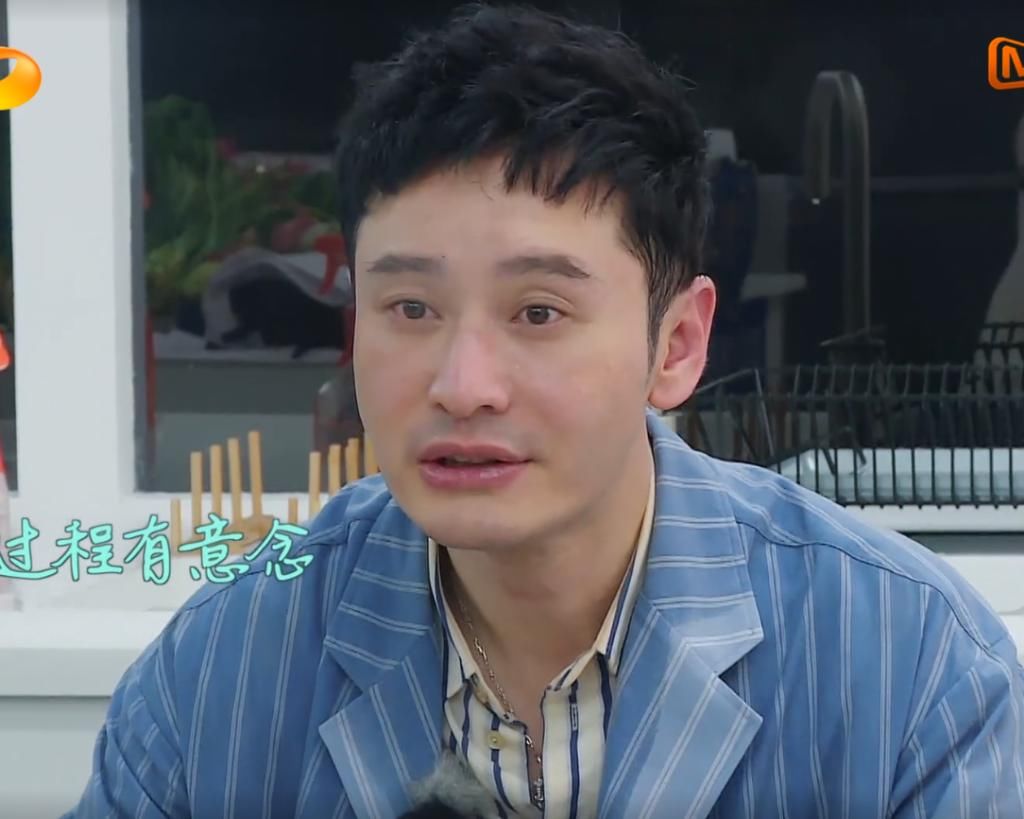  中餐厅|《中餐厅》黄晓明搬箱子累的满头大汗，“脱妆”后看清颜值：差点认不出