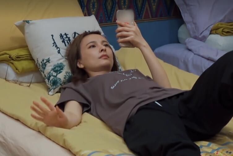  别人|别人都在收拾厨房，唯独吴昕没参与，看到她在干啥，难怪没人喊她