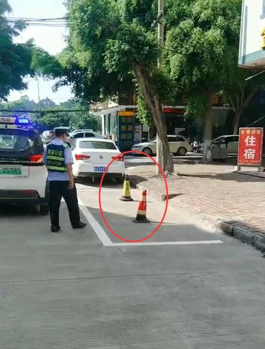 占用|【创建文明城】最新曝光！私自占用公共停车位、乱停车？治！