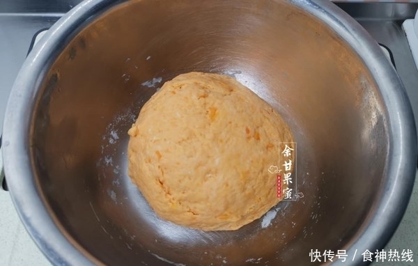  松软|面粉花样做法，一卷一蒸，有牛奶有粗粮，松软香甜，刚出锅吃3个