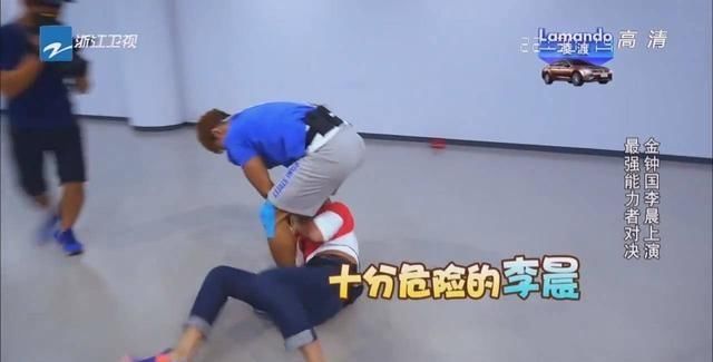  李晨|李晨撕名牌瘾戒不掉？家里收藏所有嘉宾名牌，李现王嘉尔的最显眼