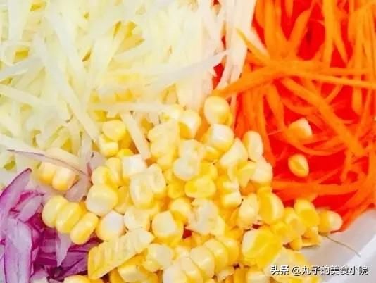 均匀|土豆洋葱黑胡椒煎饼（教你一道酥嫩兼备、味美十足的美味小吃）。