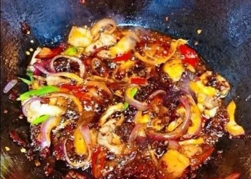  可口|自制麻辣香锅（教你一道鲜爽可口、好吃过瘾的地道美食）。