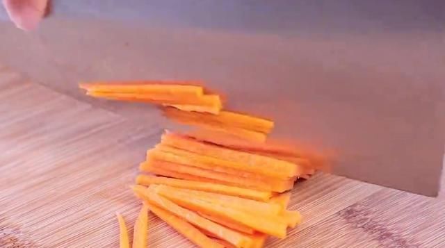  胡萝卜|蒜苔跟胡萝卜做出的美味太香了，少了这几步就不完美了！