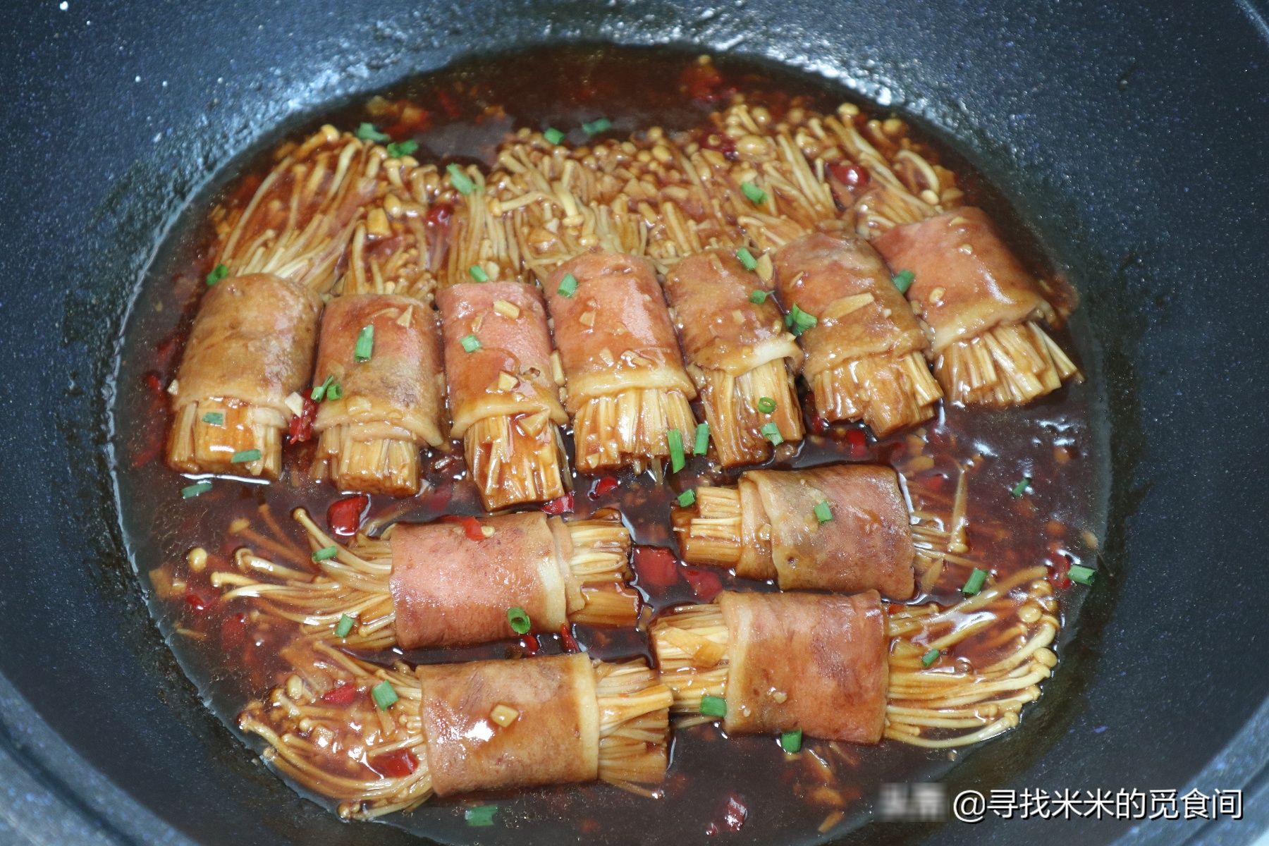 美味|培根金针菇这样做,鲜香美味口感好,酱汁拌饭更过瘾,太下饭了