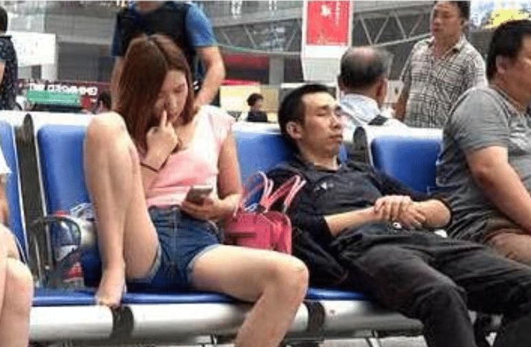 羞愧|20岁女子坐电梯走红网络，父母看了都羞愧，网友：“不是第一次”