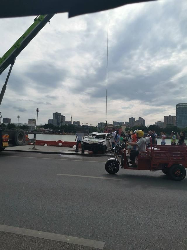  驾车|突发！男子驾车冲进四川德阳旌湖后自己游上岸 交警：排除酒驾嫌疑