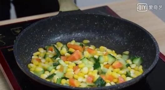 小琳美味|玉米加黄瓜和胡萝卜这样做,真的很好吃,大人孩子都喜欢