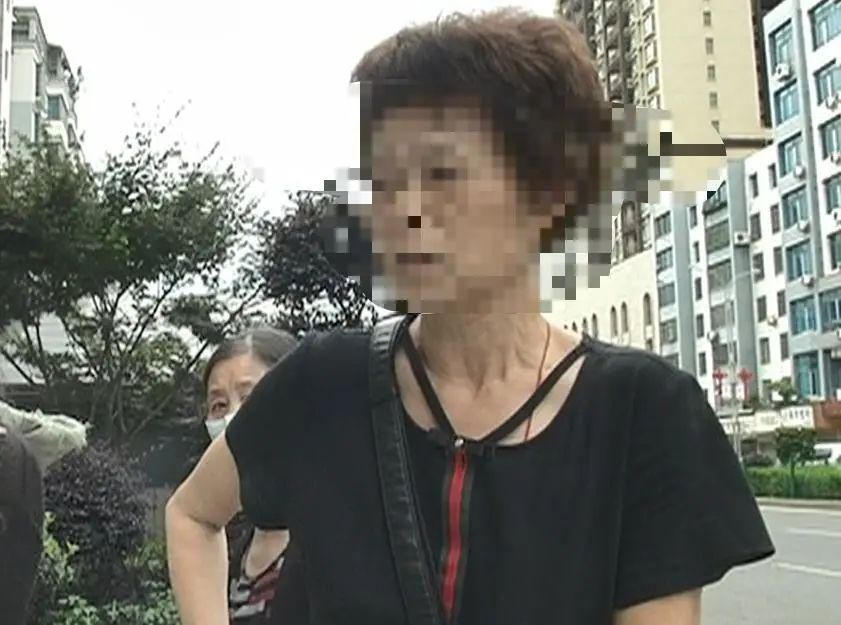  小心|贵州丨一块石头从天而降，击中路人！这栋楼大家要小心啊！